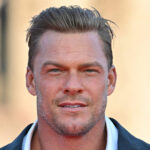 alan ritchson größe