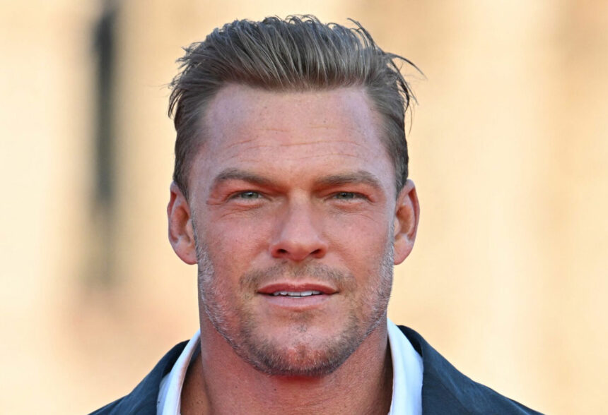 alan ritchson größe